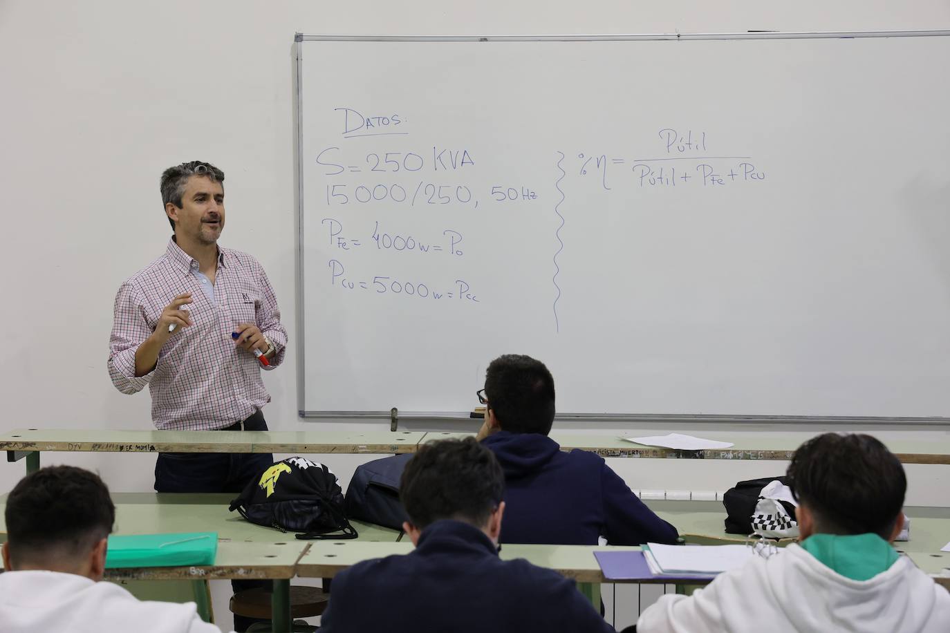 La visita de la consejera de Educación al instituto Maimónides, de Córdoba, en imágenes