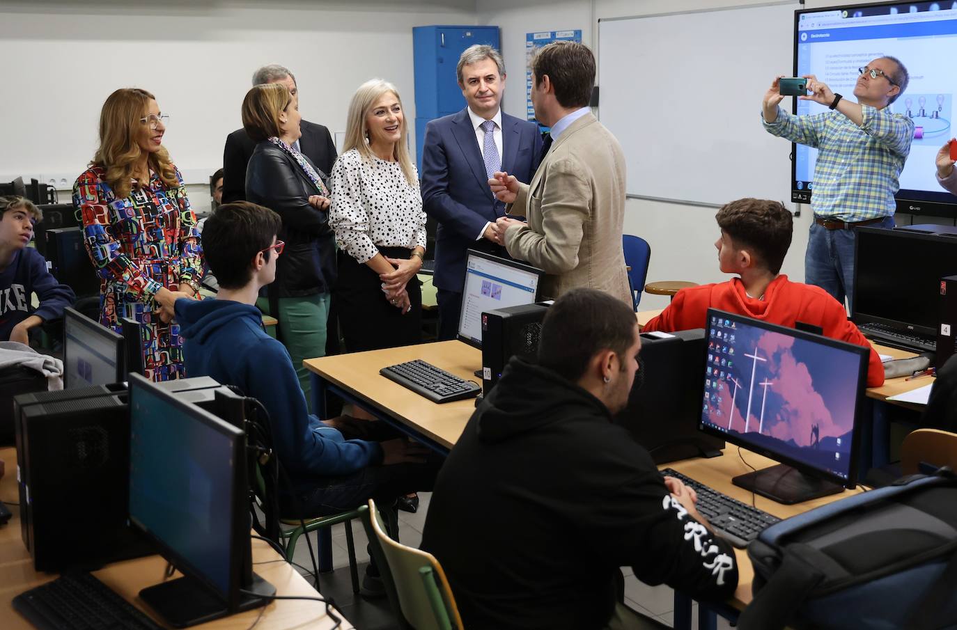 La visita de la consejera de Educación al instituto Maimónides, de Córdoba, en imágenes