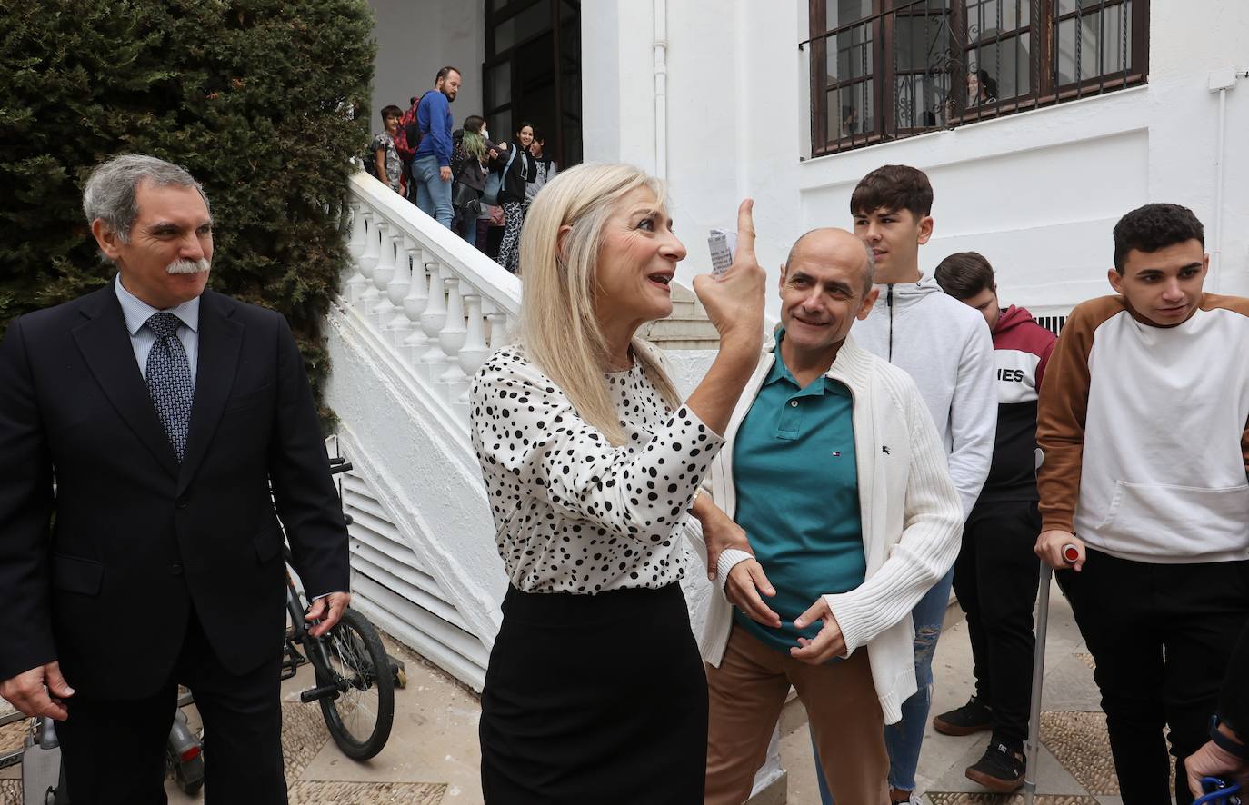 La visita de la consejera de Educación al instituto Maimónides, de Córdoba, en imágenes