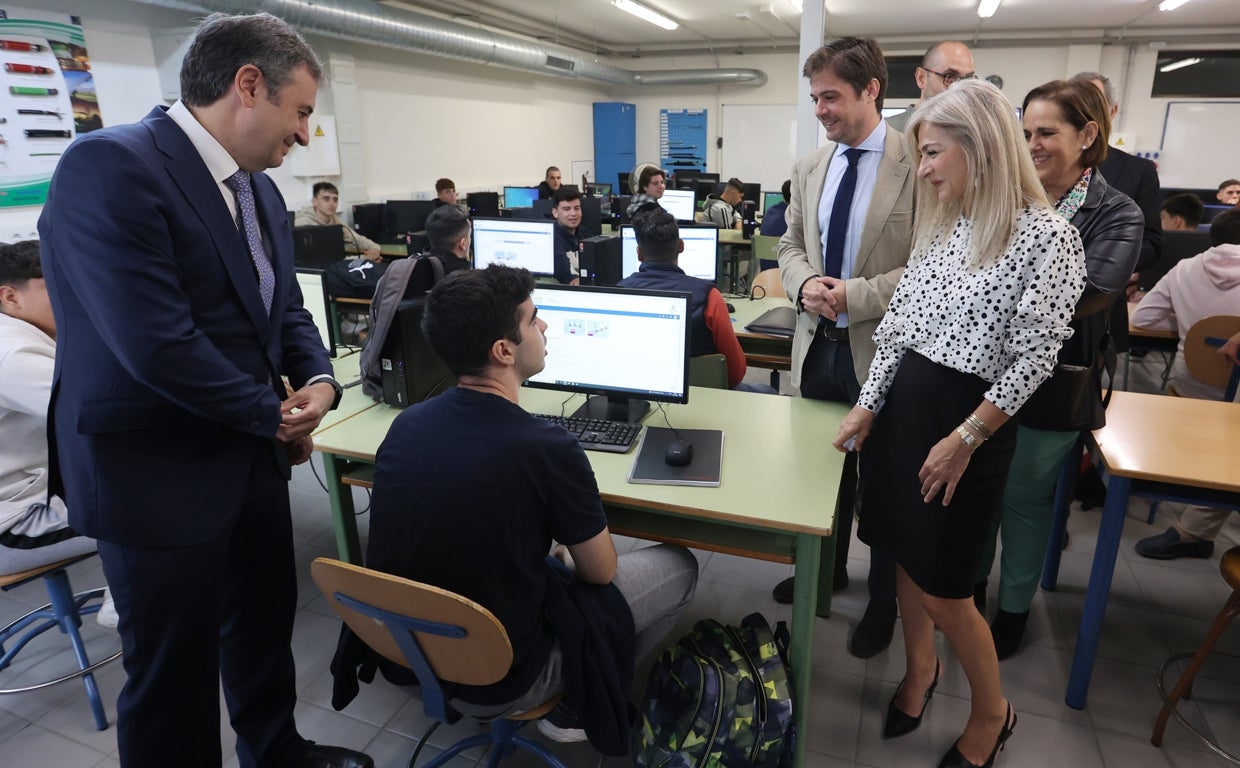 La consejera de Educación, este jueves durante su visita al instituto Maimónides