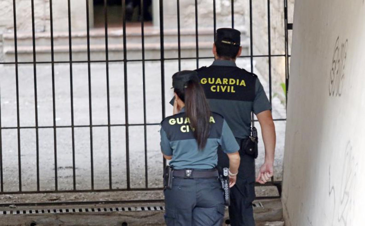 Imagen de archivo de dos agentes de la Guardia Civil