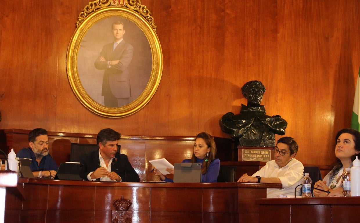 El alcalde Rafael Llamas durante el pleno de ordenanzas fiscales para 2023 en Montilla