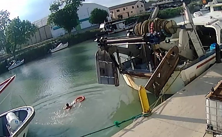 El vídeo del agónico rescate de la Guardia Civil a una mujer que se ahogaba tras caer al mar en Valencia