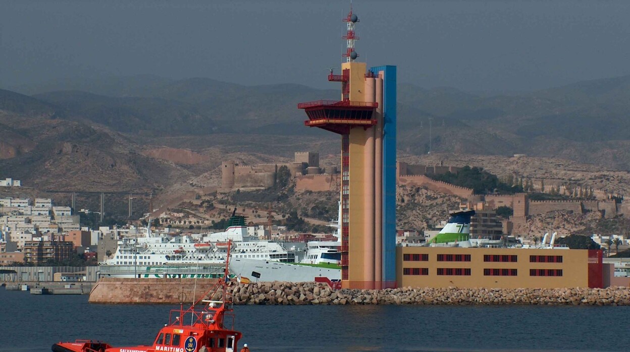 Diez desaparecidos tras volcar una patera frente a las costas de Almería