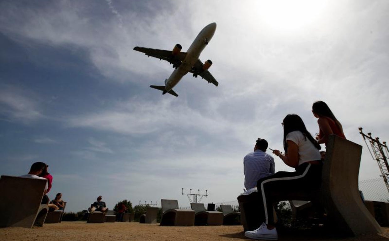Un avión se dispone a aterrizar en el Aeropuerto de Barcelona