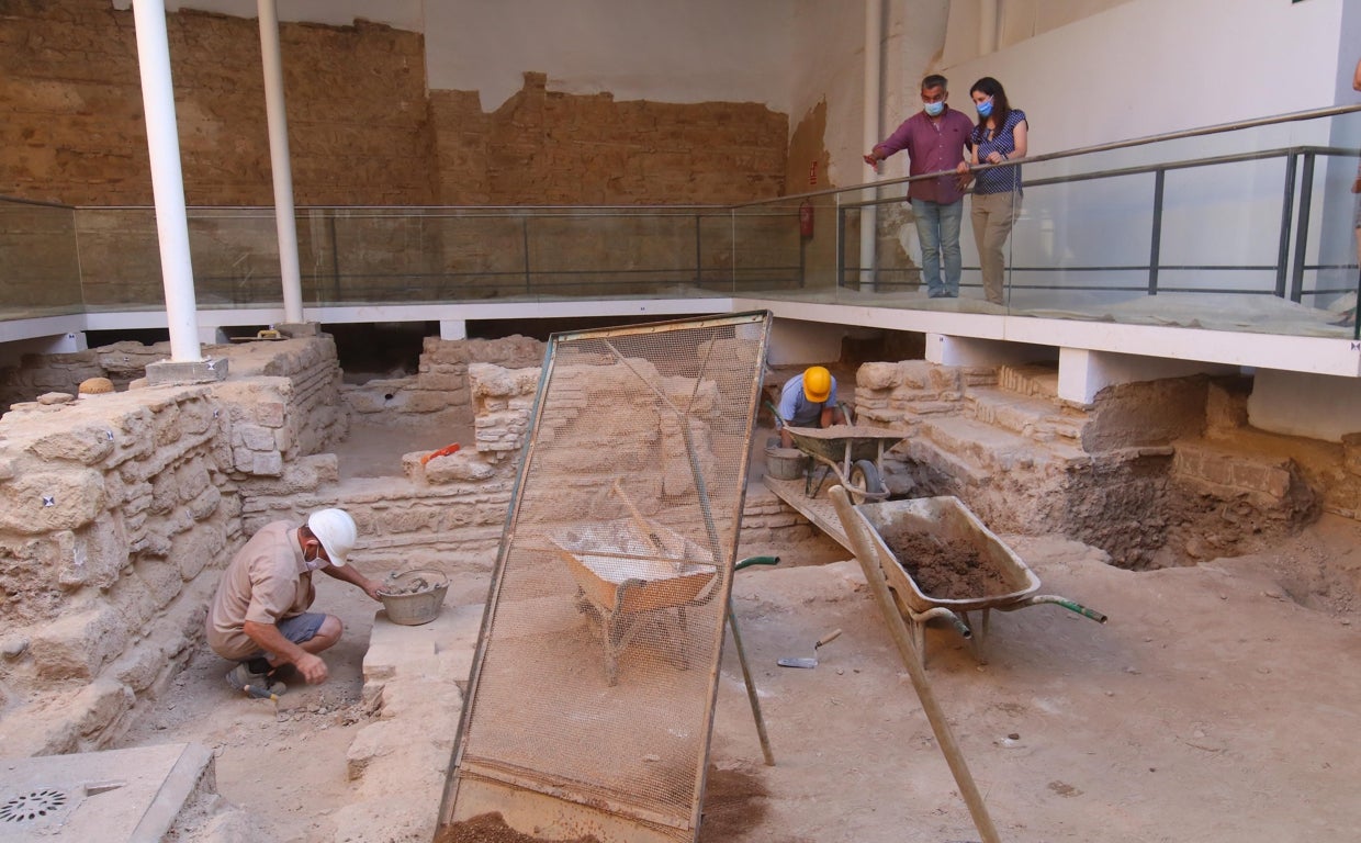 Trabajos de limpieza de lo que será el futuro centro de interpretación y visitantes de la Sinagoga