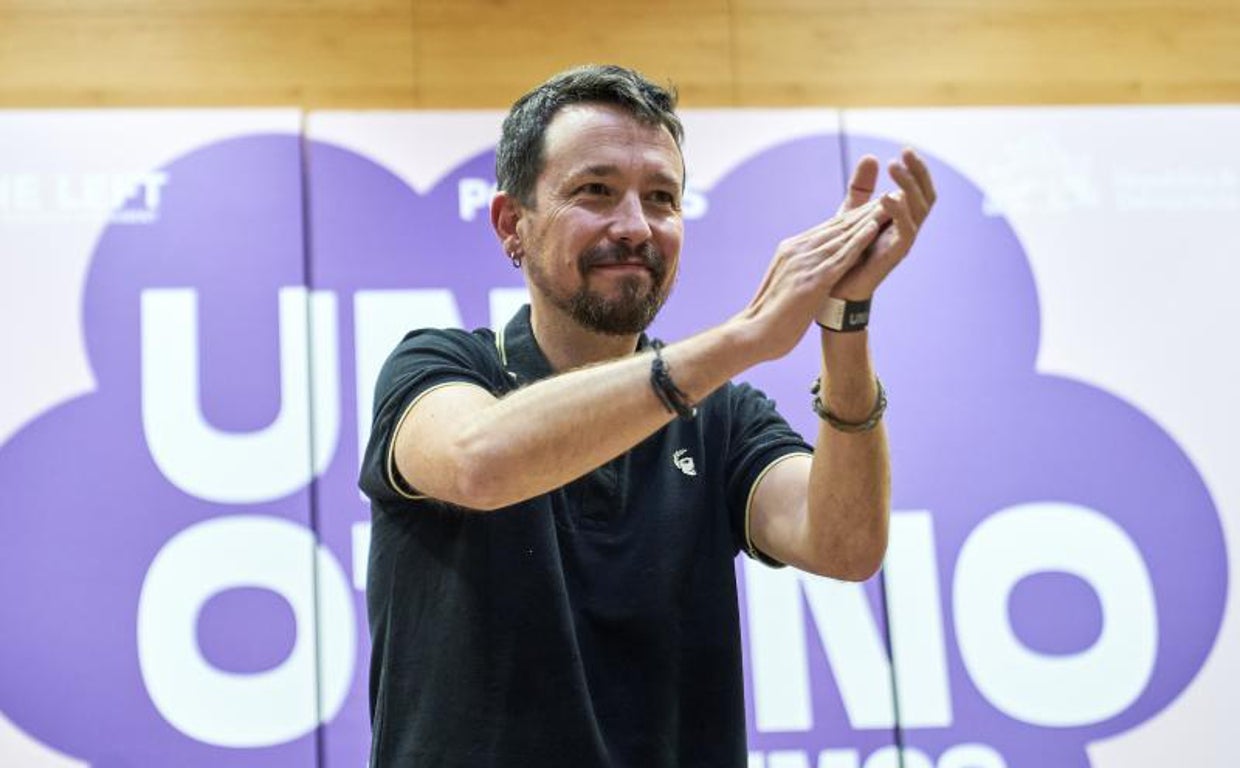 El exlíder de Podemos Pablo Iglesias aplaude durante la celebración de la 'Uni de otoño' en la Facultad de Ciencias Políticas de la Universidad Complutense de Madrid