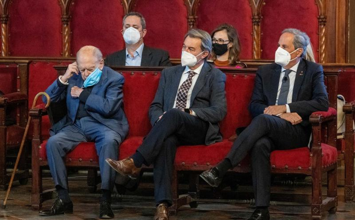 De izquierda a derecha: Jordi Pujol, Artur Mas y Quim Torra, en febrero de 2022, durante un acto en favor del independentismo en la Universidad de Barcelona y con la presencia de Carles Puigdemont por videoconferencia