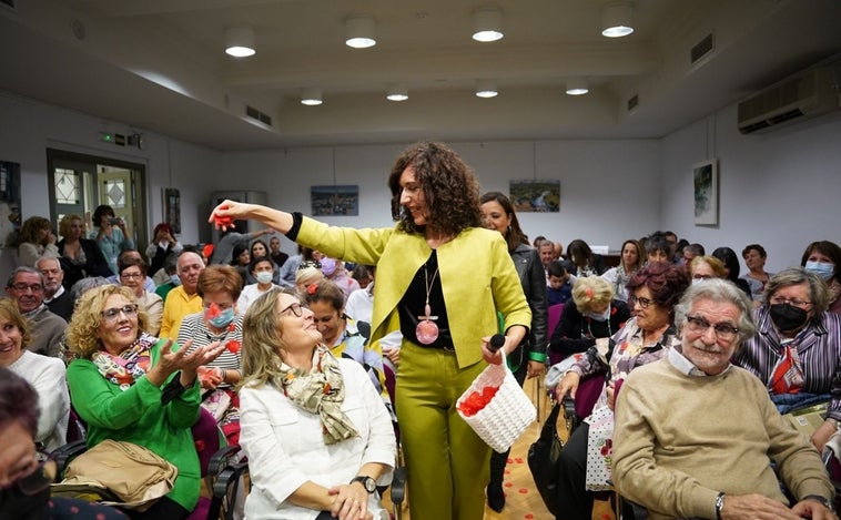 Macarena Alonso se abre en canal con su poemario «Pétalos de Mariposa»