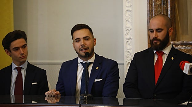 Raúl Muñoz, pregonero de Juventud, con Javier Romero, exaltador de la Saeta, y Pedro Sánchez, pregonero de las glorias