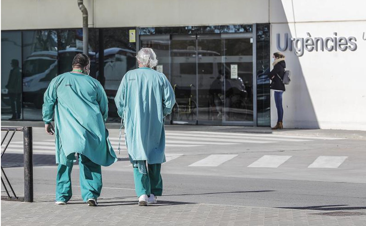 Imagen de archivo de dos sanitarios en el Hospital La Fe de Valencia