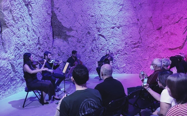 Lleno en el Museo de Aguas de Alicante para disfrutar de la actuación 'Aires Españoles' del Ensemble San Pablo