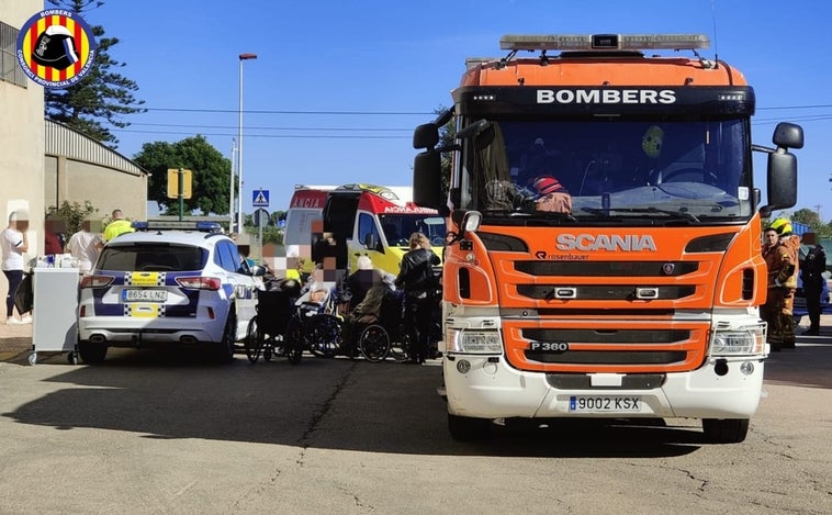 Un intoxicado y más de 50 evacuados en el incendio de una residencia de ancianos de Almussafes