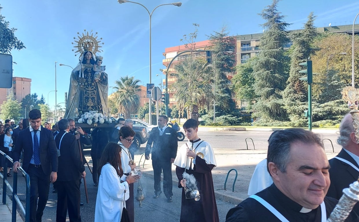 La Virgen del Carmen, portada en andas, para visitar el cementerio de San Rafael