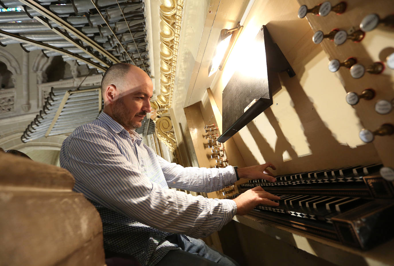 Juan José Montero en el órgano del  Emperador, del siglo XVI  y que fue reconstruido por Berdolanga en 1798