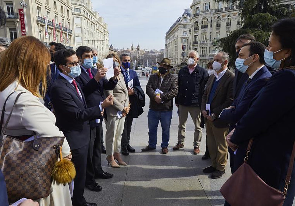 Concentración de asociaciones de familias numerosas frente al Congreso
