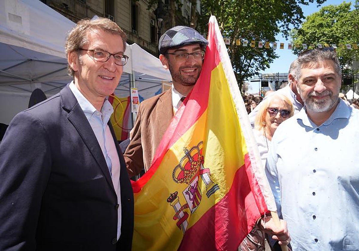 El presidente del Partido Popular, Alberto Núñez Feijóo, posa con varios simpatizantes este domingo en Buenos Aires