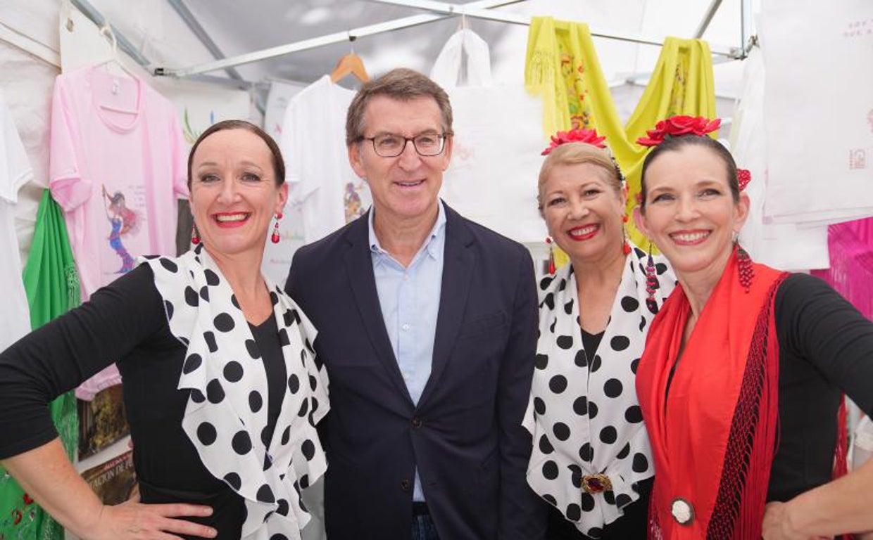 El presidente del PP, Alberto Núñez Feijóo, posa con varios simpatizantes este domingo en Buenos Aires