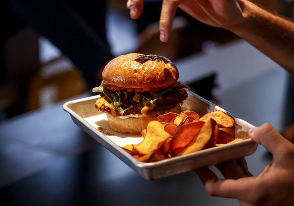 Imagen de la hamburguesa con sabor a paella de los Premios Jaume I