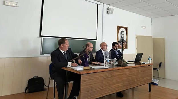 El hermano mayor, segundo por la derecha, durante la asamblea extraordinaria de este domingo