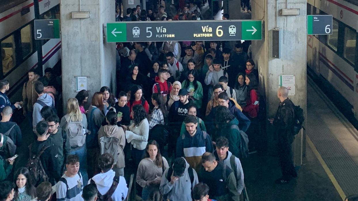 Una avería en un tren a Rabanales deja a oscuras y parados una hora a los pasajeros en Córdoba