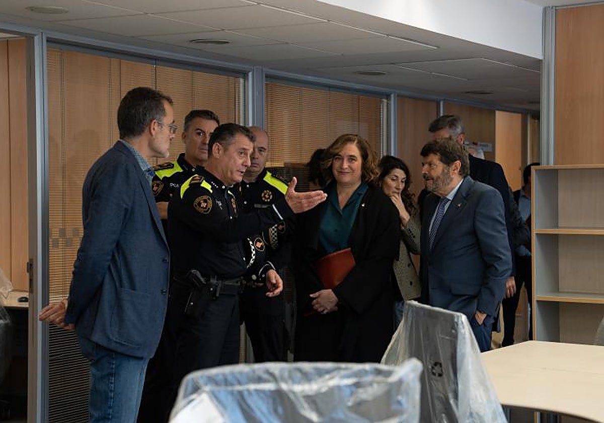 Colau, y responsables municipales y de la Urbana, visitando las nuevas instalaciones