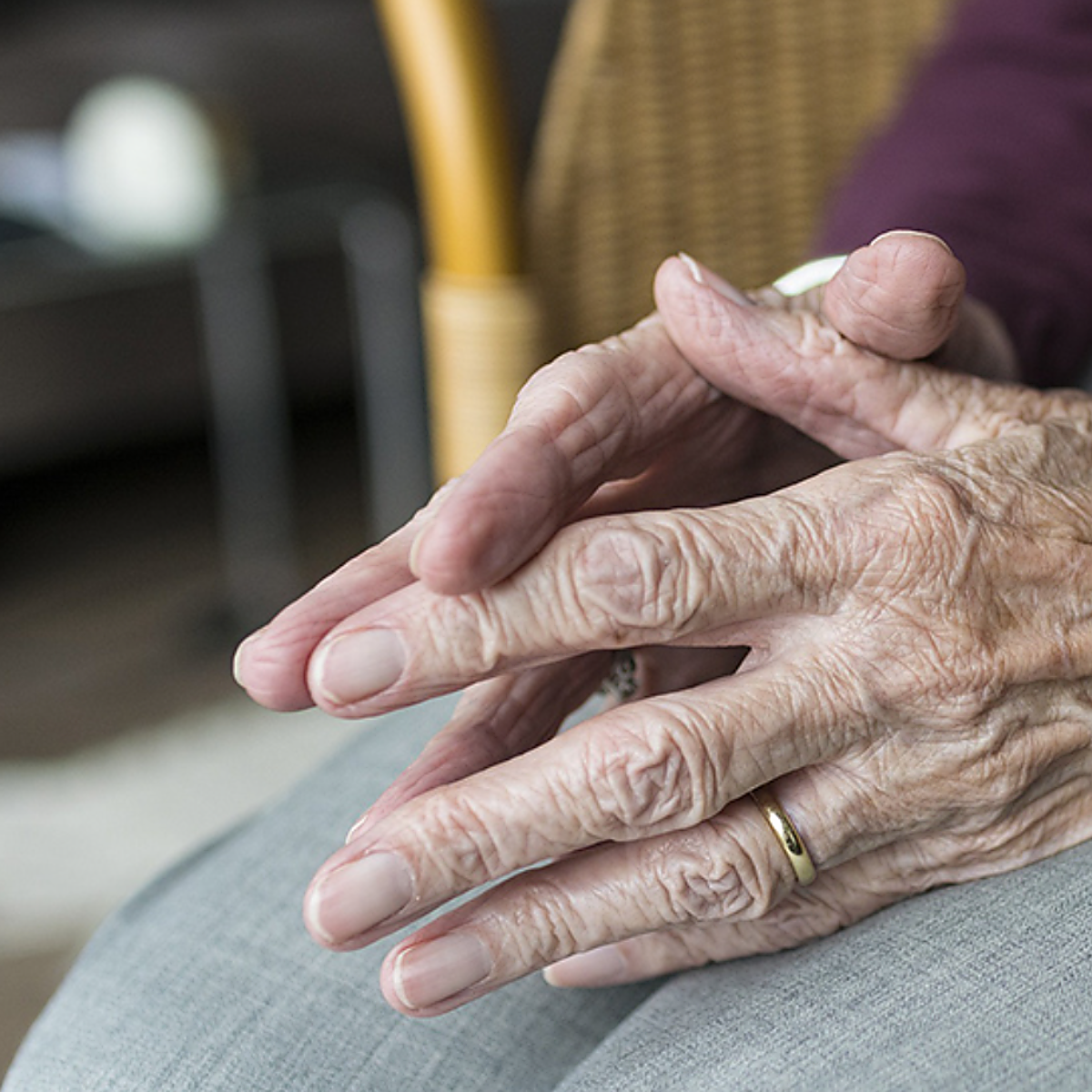El consejero de Sanidad canario 'ningunea' el problema de los ancianos abandonados en hospitales