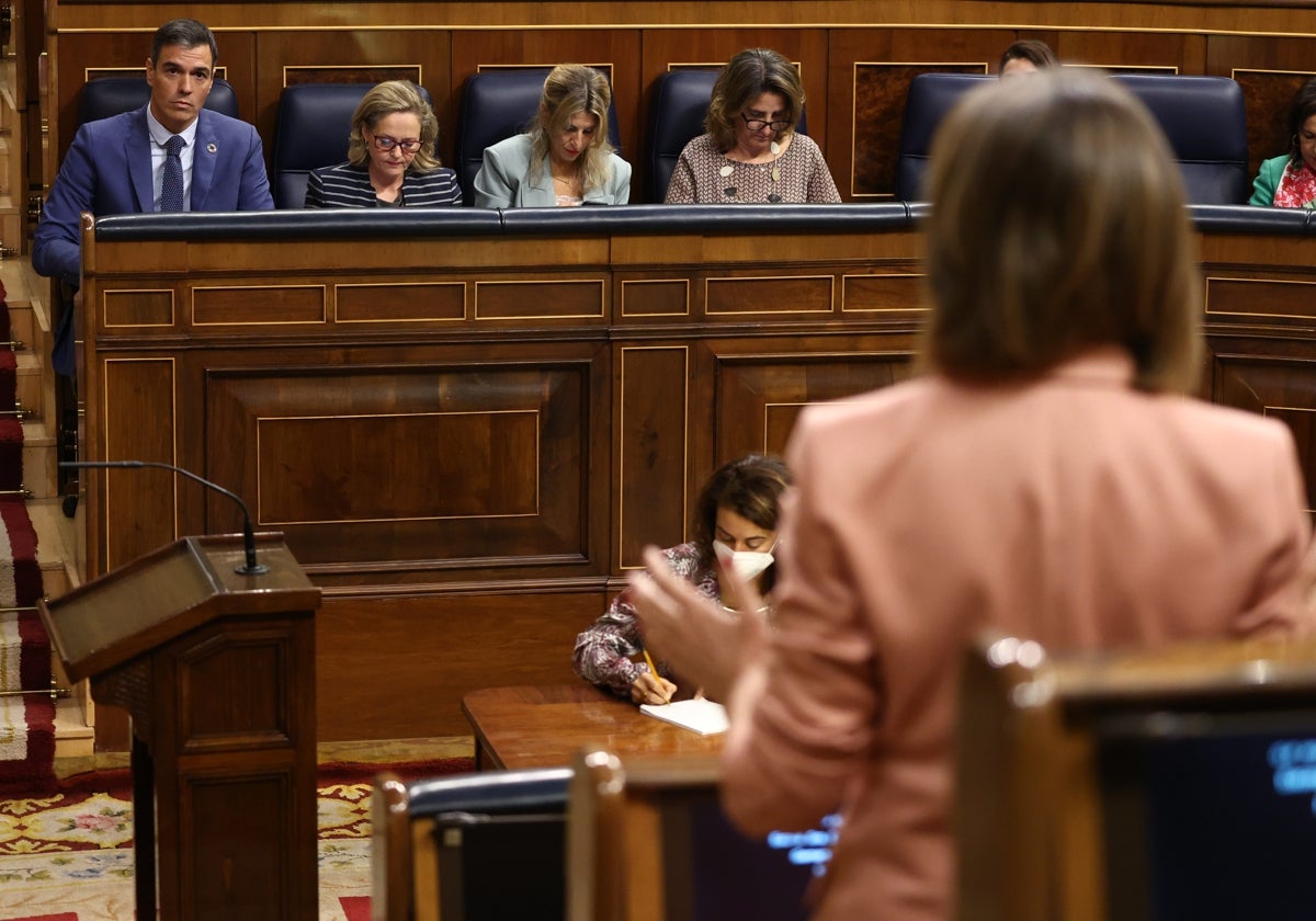 El presidente del Gobierno, Pedro Sánchez, observa a la número dos del PP, Cuca Gamarra, en la última sesión de control en el Congreso