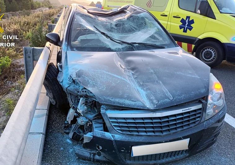 La Guardia Civil auxilia a una conductora herida grave que se desangraba en un accidente en Alicante