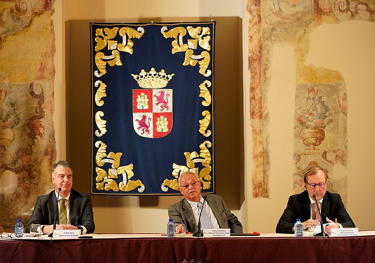 Presentación de la 25 edición de Intur, Feria Internacional del Turismo de Interior, por parte del consejero de Cultura y Turismo de la Junta de Castilla y León, Gonzalo Santonja, y el director general de Feria de Valladolid, Alberto Alonso. Les acompaña el director general de Turismo, Ángel González