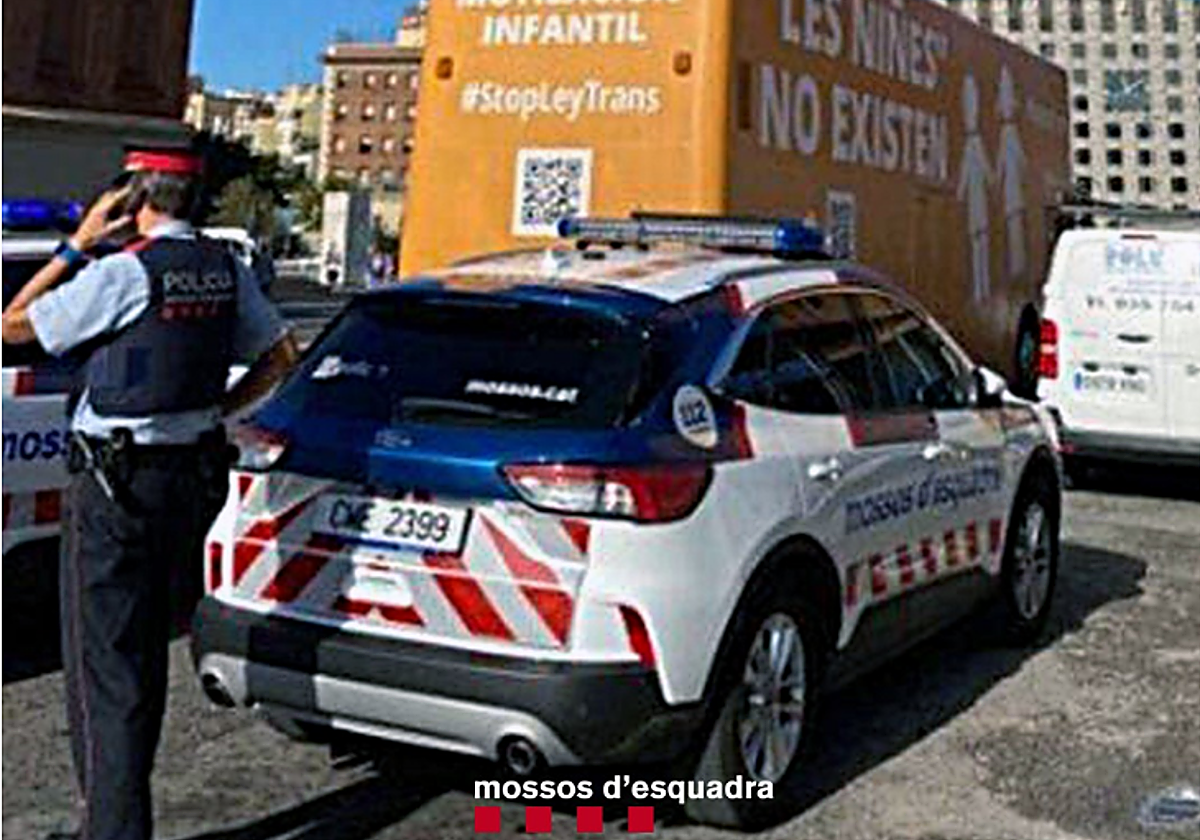 El autobús detenido a la altura de Plaza España en Barcelona
