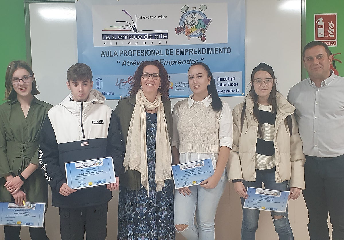 El delegado de Educación y la directora junto a alumnos del APE del IES de Villacañas