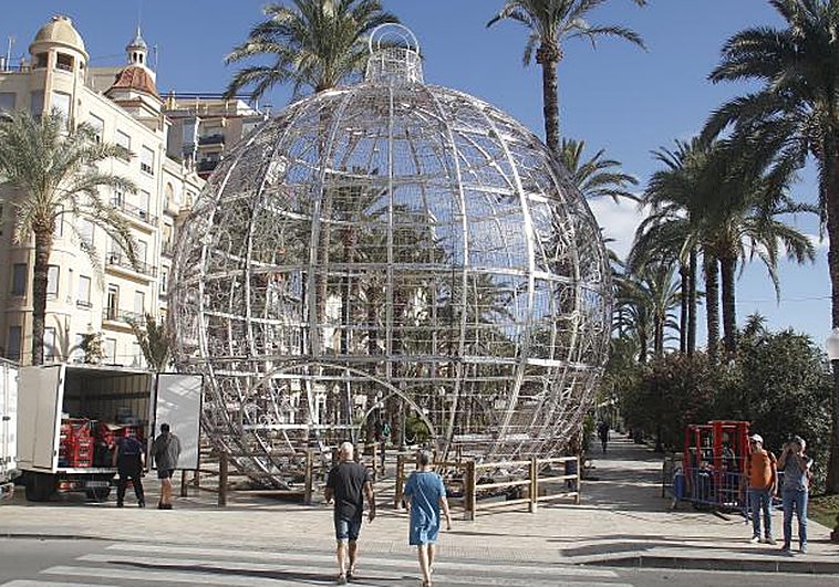 Alicante exhibe la bola de Navidad más grande como reclamo para el turismo