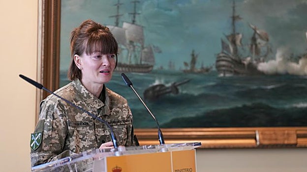 La coronel ucraniana Yulia Tapaciok toma la palabra durante a la prensa este jueves en el Ministerio