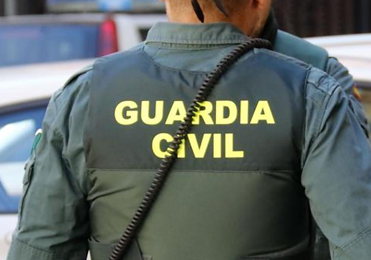 Agente de la Guardia Civil uniformado en foto de archivo