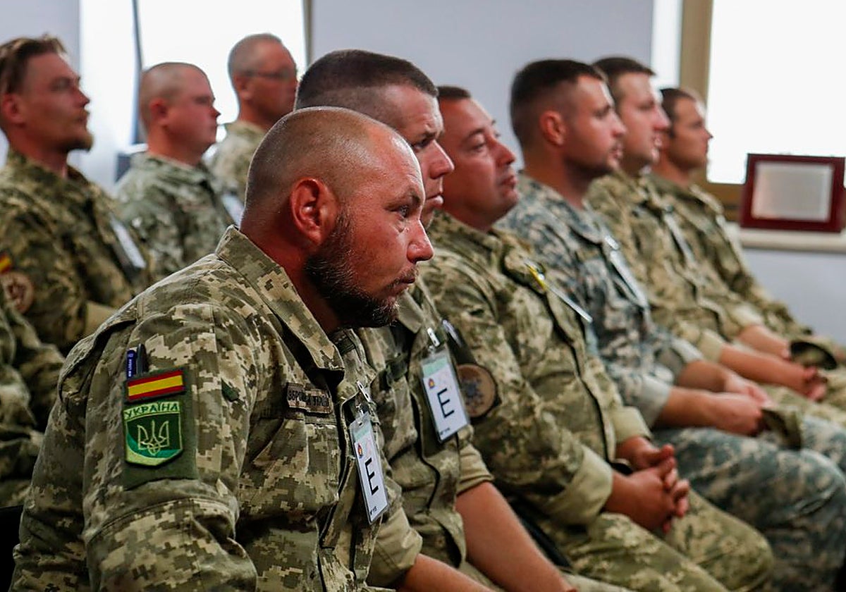 Militares ucranianos en el centro de adiestramiento de Toledo