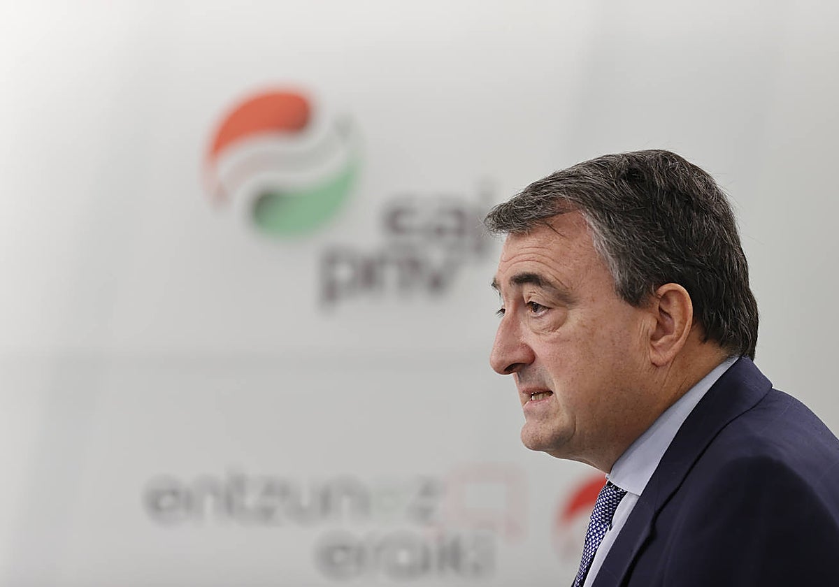 Aitor Esteban comparece en la sede del PNV en Bilbao
