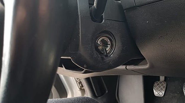 Imagen del bombín forzado durante el robo de un coche de un vecino de Carabanchel