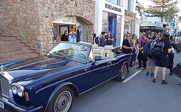 Rodaje de 'The Crown' junto a las tiendas de lujo de Puerto Banús