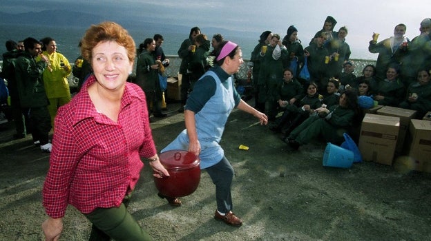 Imagen antes - Gracias a vecinas como Pepita o Mari Carmen no faltó a los voluntarios comida ni duchas calientes: «Cocinábamos sopa y chocolate, e íbamos puerta por puerta pidiendo tortillas».