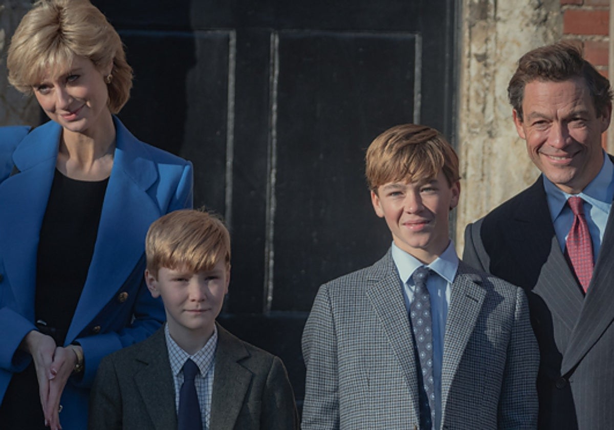 Los príncipes Diana (Elizabeth Debicki) y Carlos (Dominic West), con sus hijos