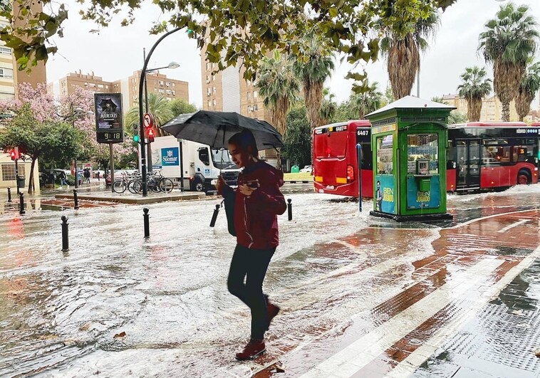 Las lluvias inundan calles con coches atrapados y obligan a desviar vuelos en la Comunidad Valenciana
