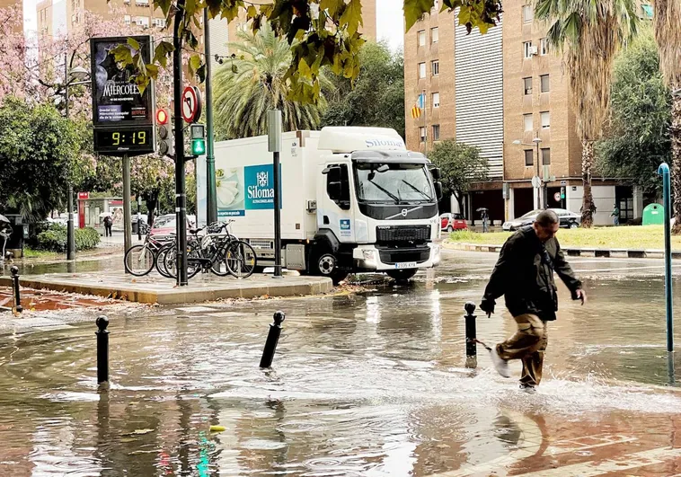 Tiempo Valencia: las fuertes lluvias obligan a desviar vuelos y a cerrar parques y jardines
