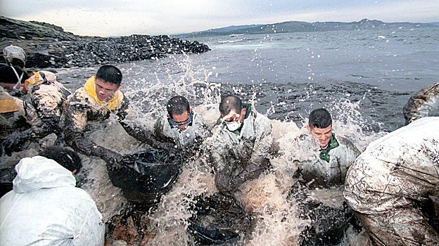 Imagen antes - Los capachos ya no se llenan de petróleo, pero las trabajadoras del mar se enfrentan a una nueva crisis: la falta de marisco por el cambio climático