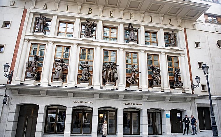 Imagen principal - Arriba, la fachada del teatro que recupera las esculutras que ya lució en su primera etapa y que se inspiran en la 'Suite Iberia' de Albéniz. Sobre estas líneas, patio de butacas y vestíbulo del teatro