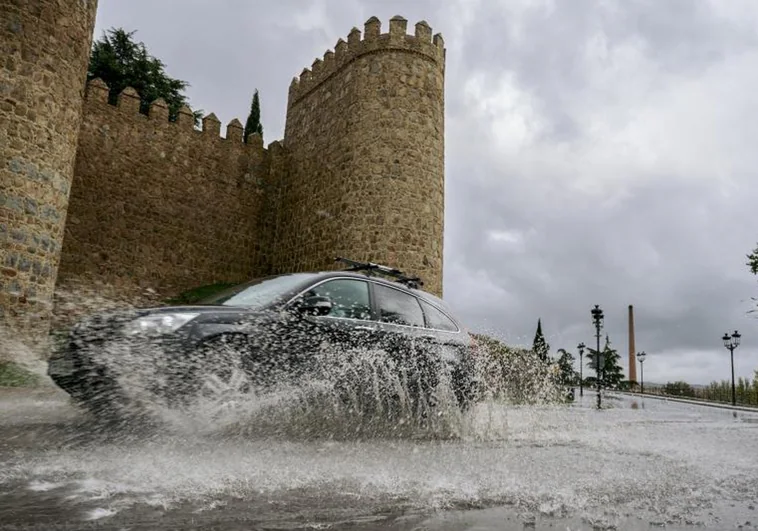 Una fuerte tormenta provoca inundaciones en Ávila