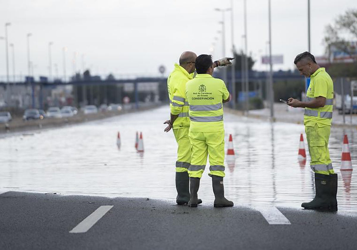 Este fin de semana están cayendo fuertes lluvias en la Península. En la imagen, un tramo de la autovía A-3 inundada en la provincia de Valencia