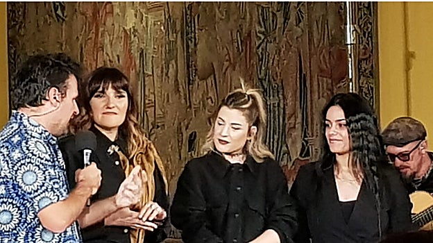 Rozalén, acompañada por las integrantes de Tanxuguieras , durante el concierto en Toledo