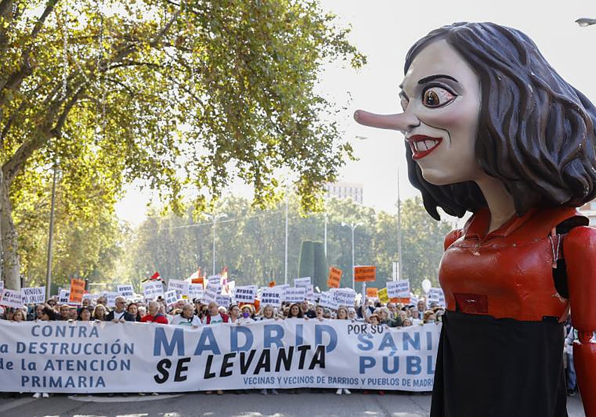 Un momento de la manifestación, con un muñeco que recordaba a Ayuso con nariz de Pinocho