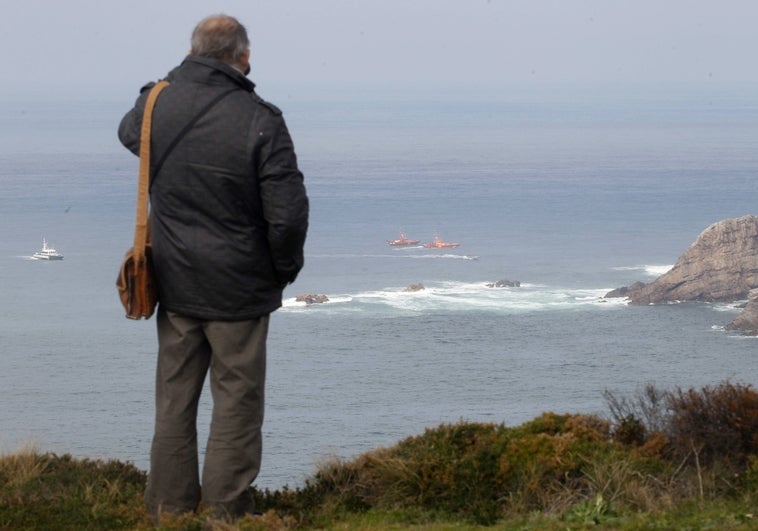 Muere un hombre tras caerse por el acantilado donde se busca a una asturiana desaparecida